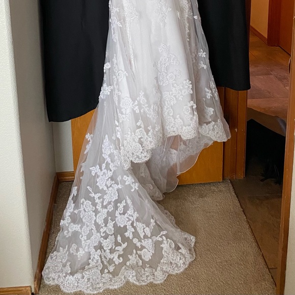 Beautiful wedding gown - Picture 2 of 6